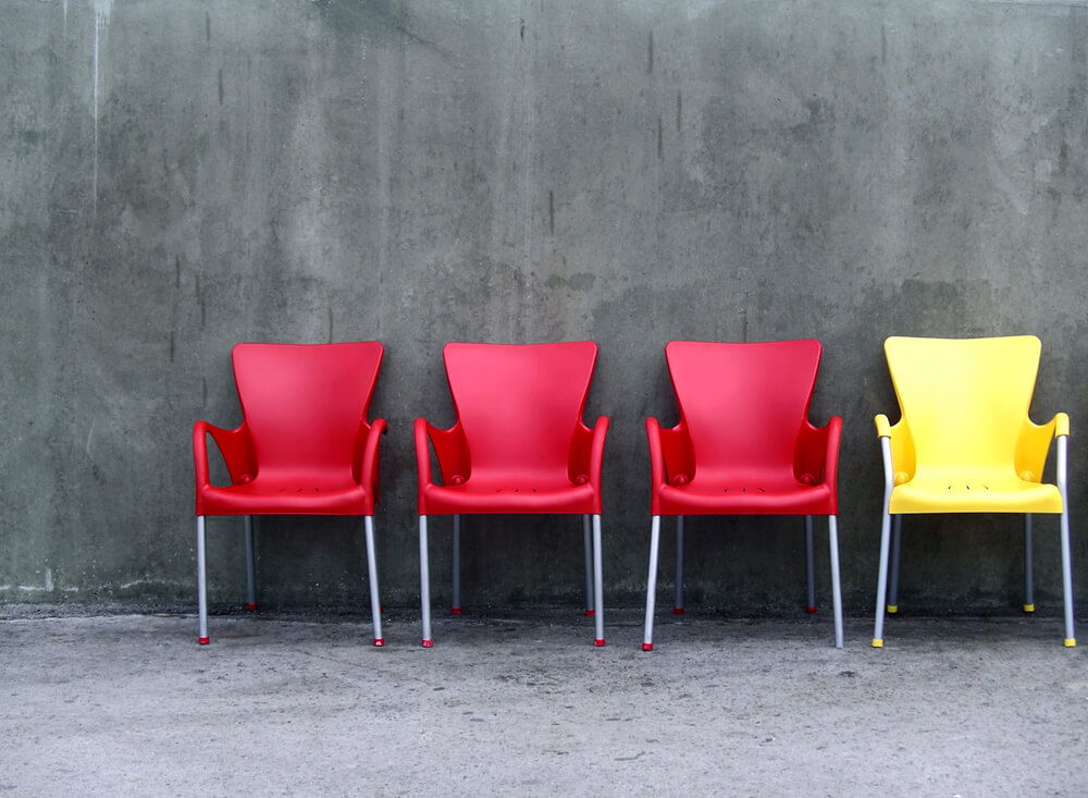 4 motivos para você aproveitar o charme das cadeiras coloridas